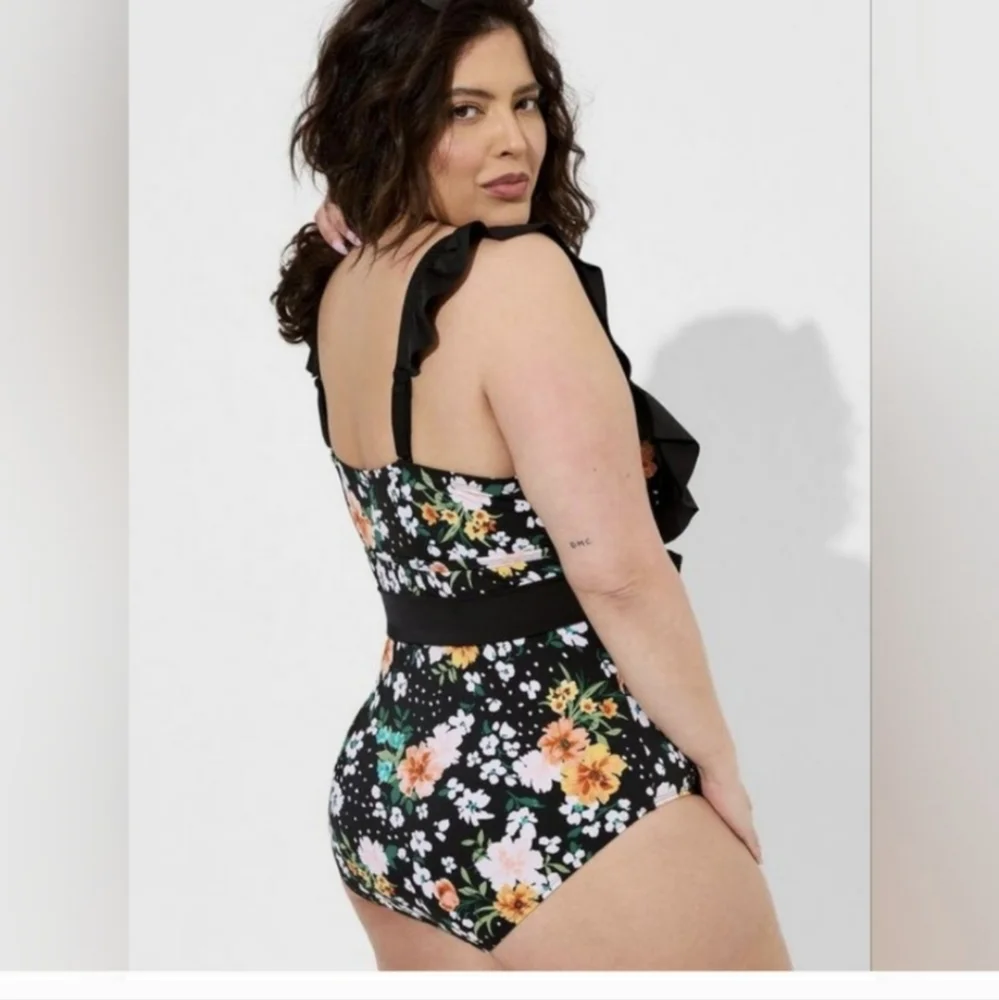 NWT Torrid 5 Wireless Bandeau Belted One Piece Swimsuit 5X 1 Pc Swim #5000